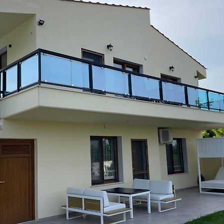 Serenity House Епаноми Екстериор снимка